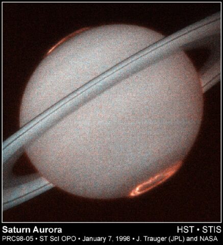 Hubble Provides Clear Images of Saturn's Aurora