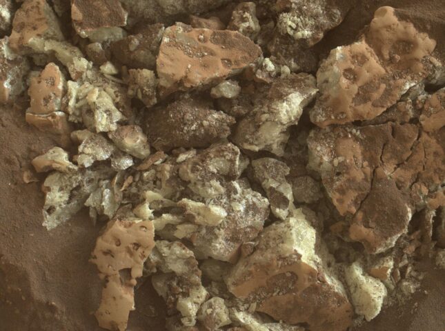 Curiosity Captures Close-Up of Sulfur Crystals