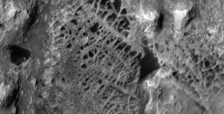 HiRISE Views Mount Sharp's Boxwork