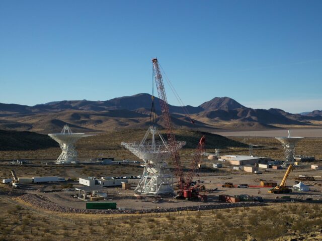 Deep Space Station 23: Goldstone Antenna Gets Its Quadripod