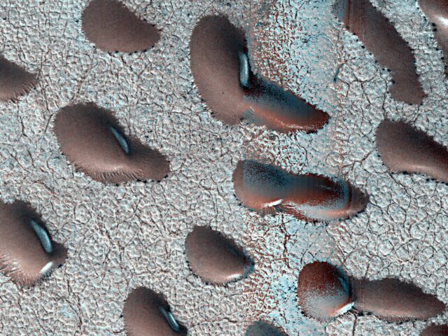 MRO's HiRISE Views Frosty Martian Dunes